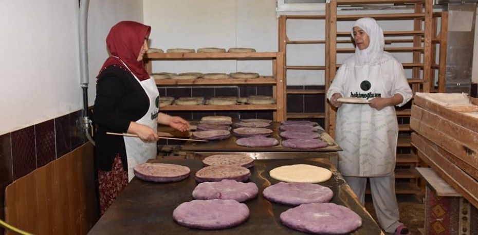 KIZILCAHAMAM’DA MOR BAZLAMA ÜRETİMİ BAŞLADI