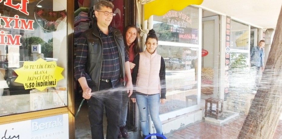 BURHANİYE’DE ESNAFLAR TOZA KARŞI MÜCADELE BAŞLATTI