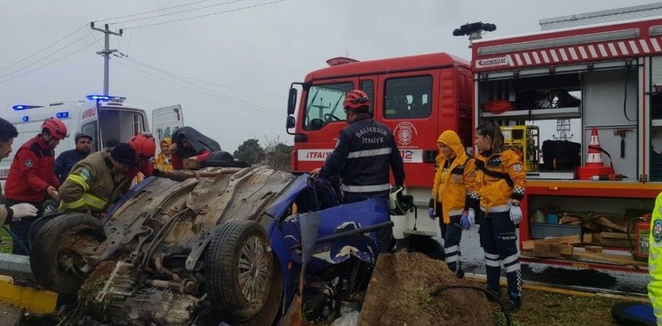 EDREMİT’TE SÜRÜCÜ ELEKTRİK DİREĞİNİ YERİNDEN SÖKTÜ