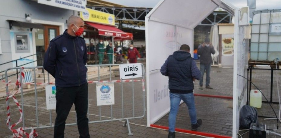 AYVALIK’TA PAZARLARA DEZENFEKTAN TÜNELİ