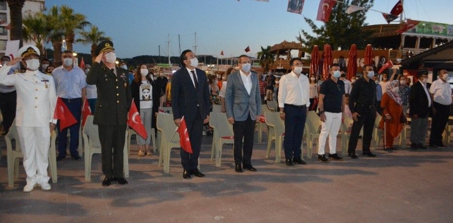 AYVALIK’TA 15 TEMMUZ DEMOKRASİ VE MİLLİ BİRLİK GÜNÜ’NÜN 4. YILDÖNÜMÜ HÜZÜNLÜ BİR COŞKUYLA ANILDI