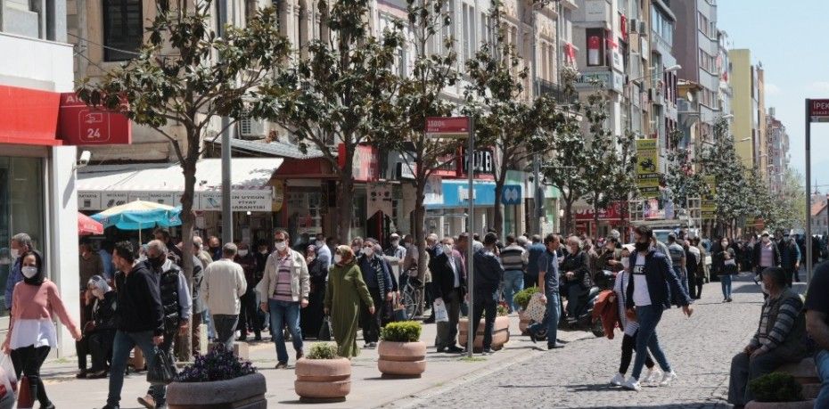 SOKAĞA ÇIKMA KISITLAMASI SONA ERDİ VATANDAŞ KENDİNİ DIŞARIYA ATTI