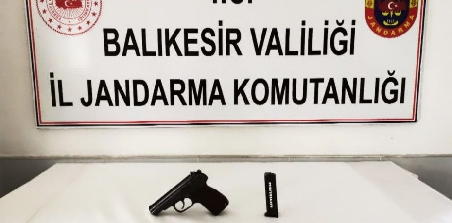 JANDARMA EKİPLERİNİ GÖRÜNCE SİLAHINI TARLAYA ATTI