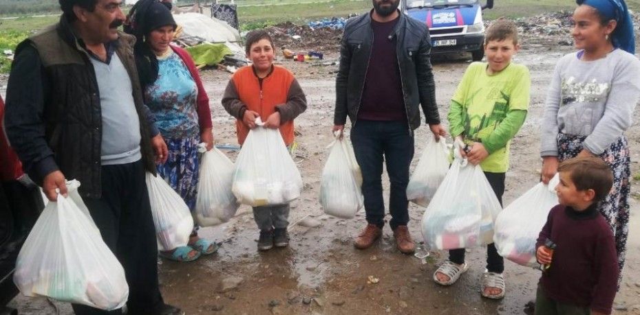 ALMANYA’DAN AYVALIK VE BURHANİYE’DE BARAKALARDA YAŞAYANLARA ŞEFKATLİ DESTEK