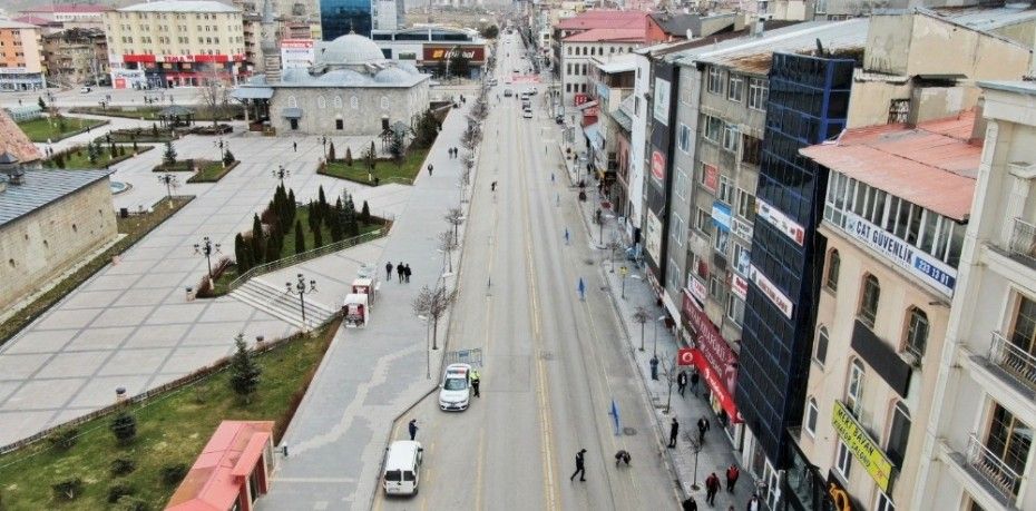 ERZURUM’DA POLİSİN DENETİMLERİ VE MASKE DAĞITIMI DEVAM EDİYOR