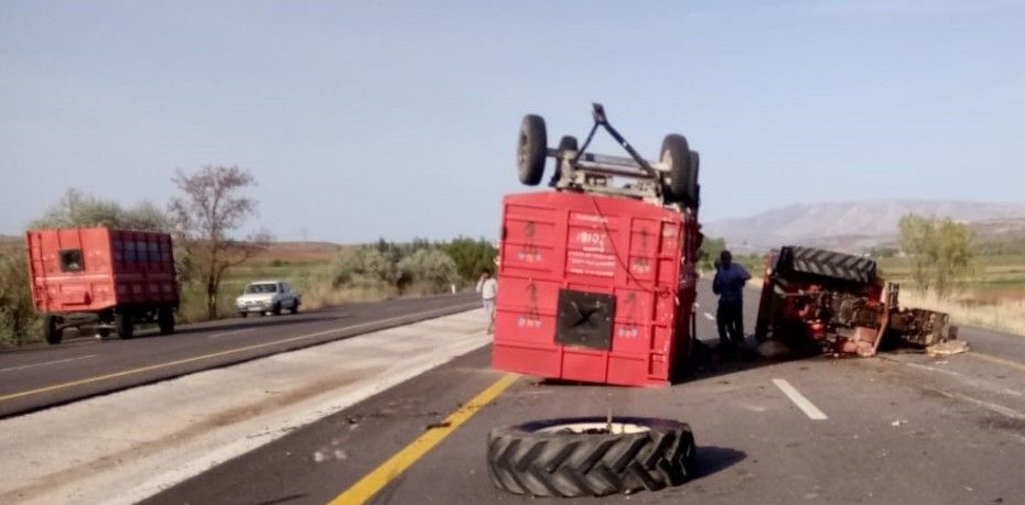 TRAKTÖRLE KAMYON ÇARPIŞTI 3 YARALI