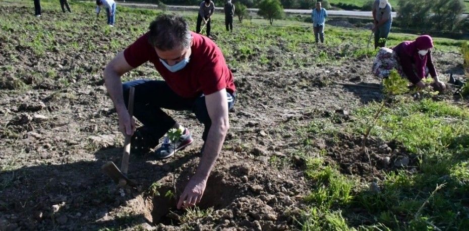 KARANTİNADA KALAN VATANDAŞLAR VE ÇOCUKLARI FİDAN DİKTİ