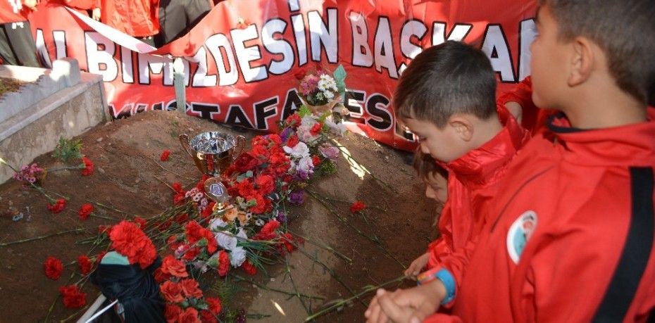 ŞAMPİYONLUK KUPASINI BAŞKANLARININ MEZARINA GÖTÜRDÜLER