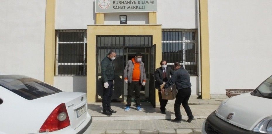 BALIKESİR’DE ÖĞRETMENLER SAĞLIKÇILAR İÇİN SİPERLİKLİ MASKE ÜRETTİ