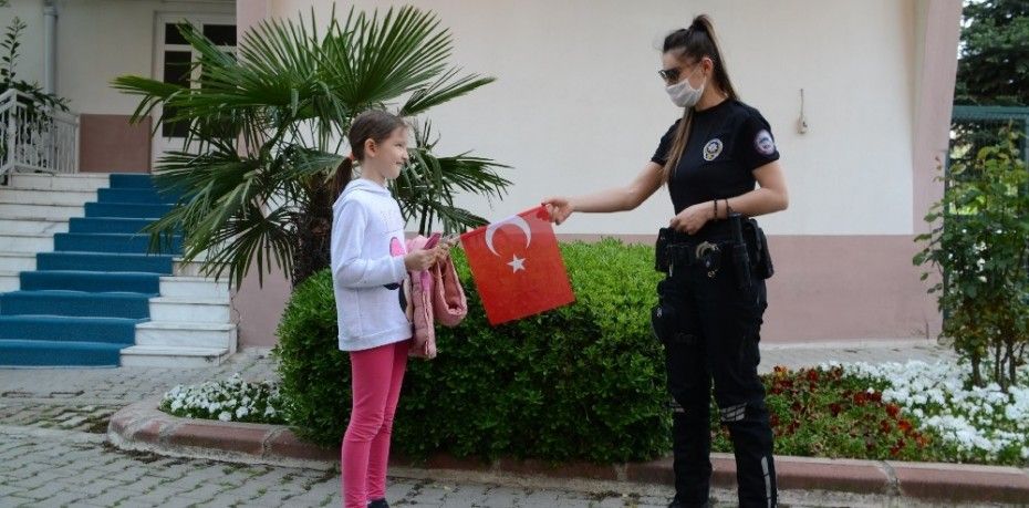 POLİS, ÇOCUKLARA MORAL VERDİ