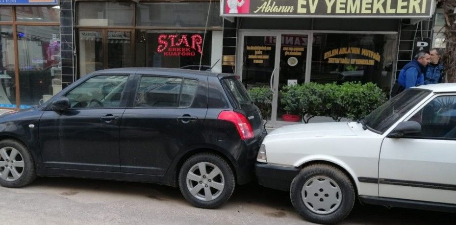 AMBULANSA YOL VERMEK İSTERKEN KAZA YAPTI