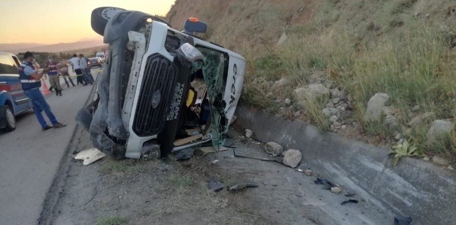 Tokat’ta lastiği patlayan minibüs,