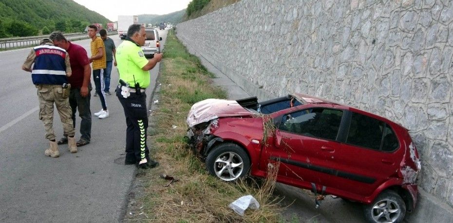 SAMSUN’DA OTOMOBİL İSTİNAT DUVARINA ÇARPTI 3 YARALI