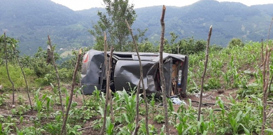 SAKARYA’DA FRENİ TUTMAYAN ARAÇ TARLAYA UÇTU 1 ÖLÜ