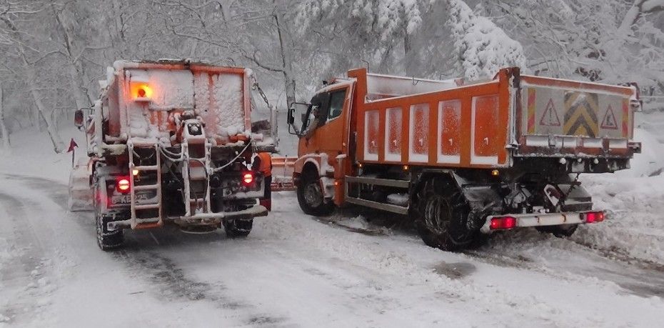 KAZDAĞLARI’NDA KAR 1 METREYE ULAŞTI, EKİPLER YOLLARI AÇIK TUTMAKTA ZORLANIYOR