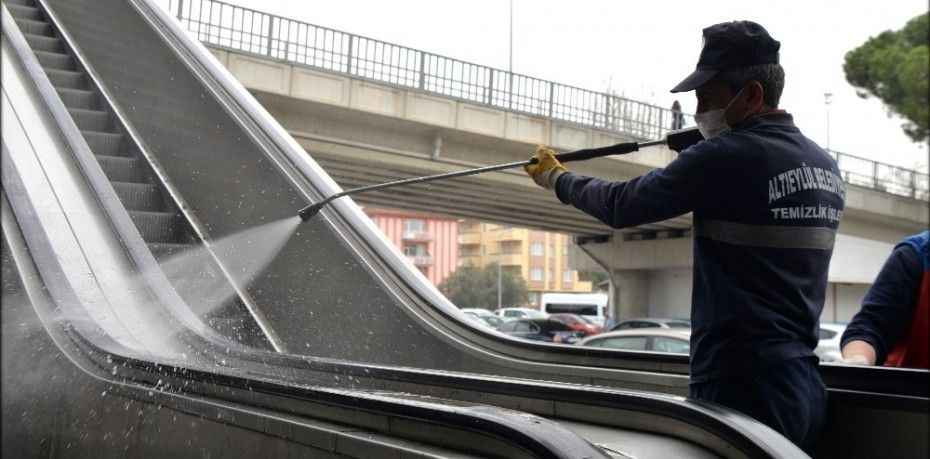 ALTIEYLÜL’DE UMUMA AÇIK ALANLAR DEZENFEKTE EDİLİYOR