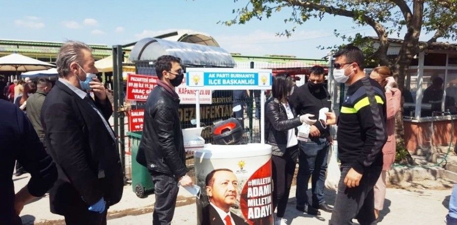 BURHANİYE’DE AK PARTİLİLER MASKE DAĞITTI