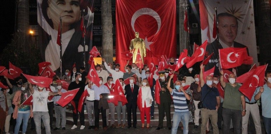 TURİZM MERKEZLERİNDE DE 15 TEMMUZ DEMOKRASİ NÖBETİ YOĞUN KATILIMLA TUTULDU