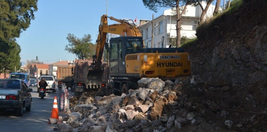 ÇÖKMEK ÜZERE OLAN İSTİNAT DUVARINA BELEDİYE FRENİ