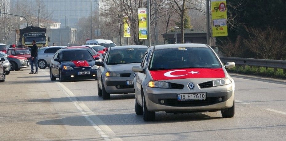 YÜZLERCE OTOMOBİL ŞEHİTLER İÇİN KONVOY YAPTI