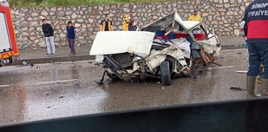 Sinop’ta, otomobille kamyonetin çarpışması