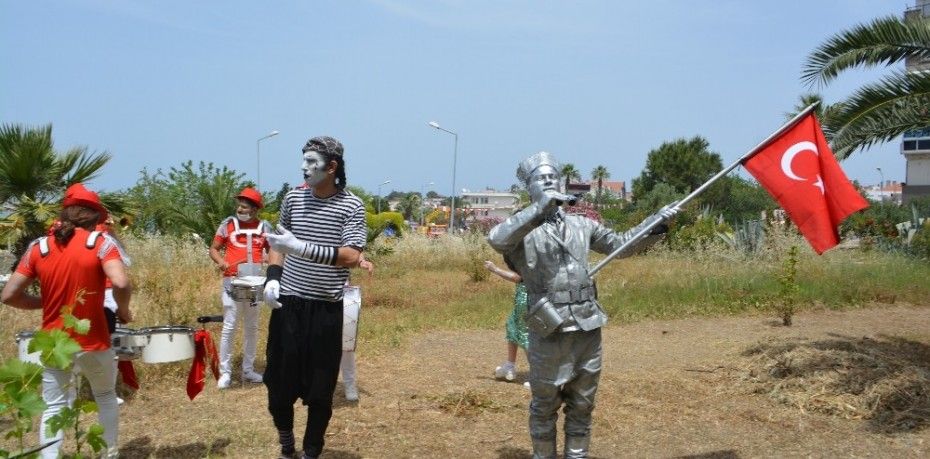 AYVALIK’TA EVDE KALAN VATANDAŞLARA ÖZEL ANİMASYON VE BANDO COŞKUSU