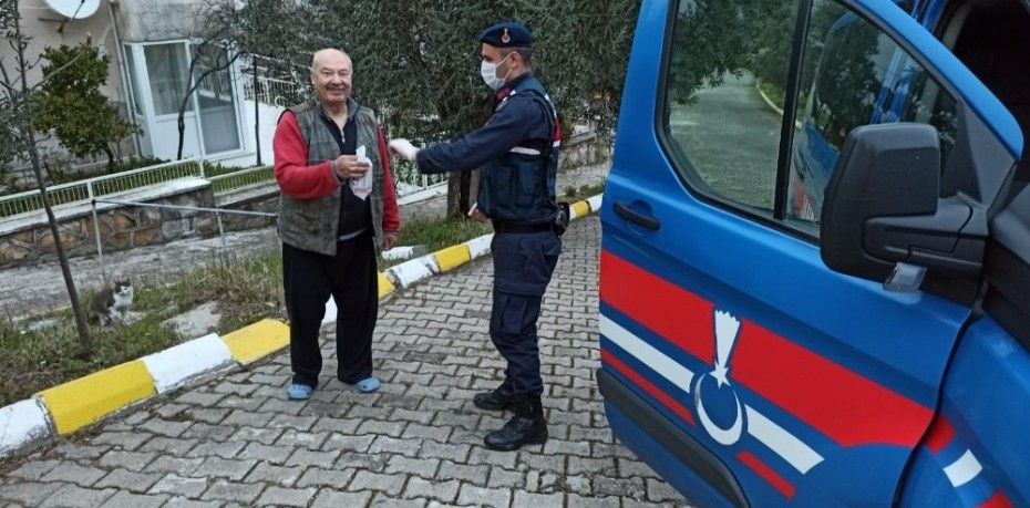 SOKAĞA ÇIKMA YASAĞI BULUNAN YAŞLI KADININ İLAÇLARINI JANDARMA GETİRDİ