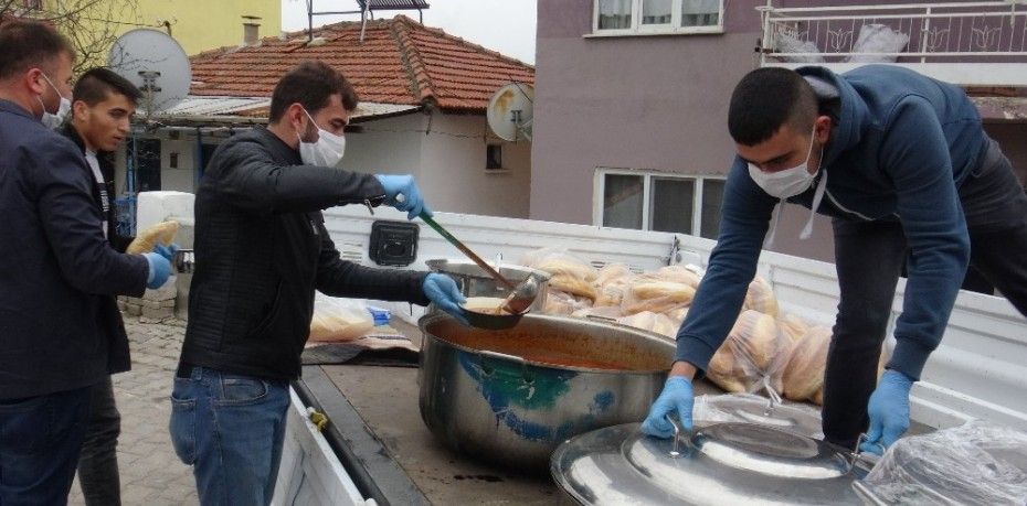 YAŞLILAR EVDEN ÇIKMASIN DİYE MUHTAR YEMEK YAPIP, KAPI KAPI DAĞITIYOR