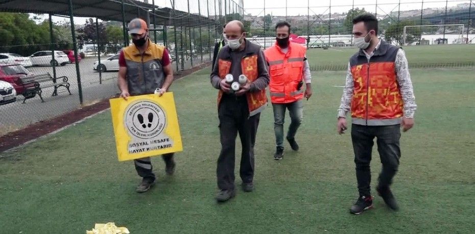 BEYOĞLU’NDAKİ HALI SAHALARDA CUMA NAMAZI HAZIRLIĞI