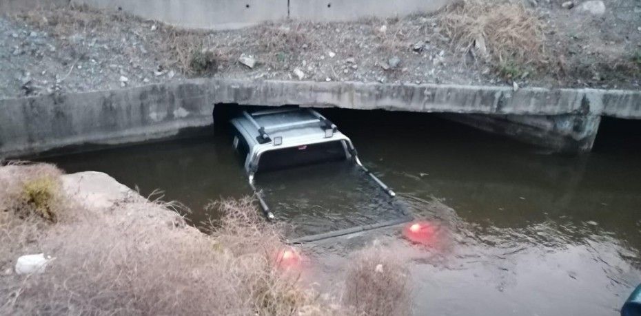 SÖKE’DE KONTROLDEN ÇIKAN PİKAP SULAMA KANALINA DÜŞTÜ