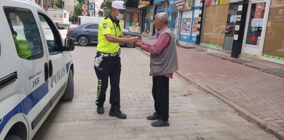 BURHANİYE’DE POLİS MASKE DAĞITTI