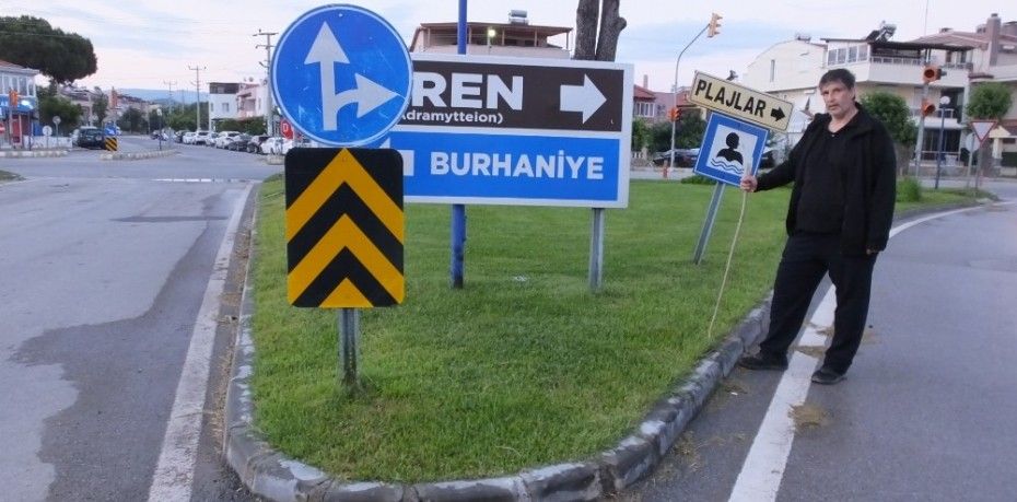 BURHANİYE’DE YÖN TABELASI ŞAŞIRTIYOR