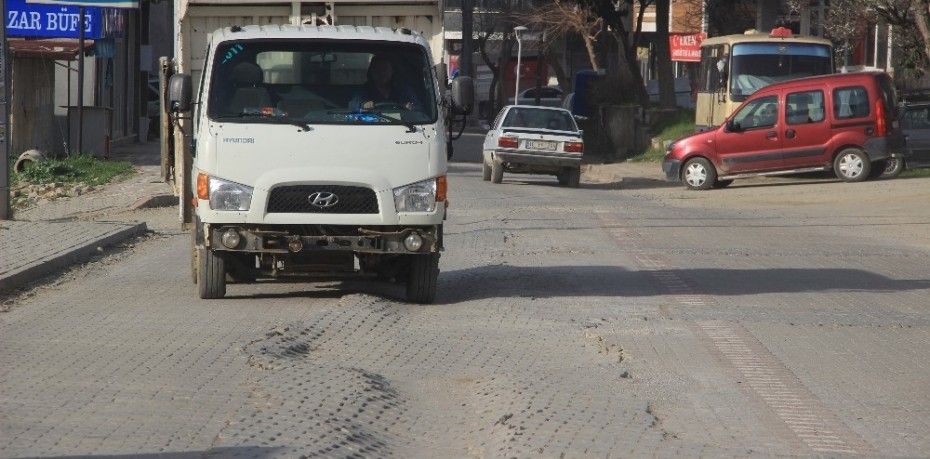 TAMİR EDİLEN YOLLAR ÇÖKTÜ, SÜRÜCÜLER ZOR ANLAR YAŞIYOR