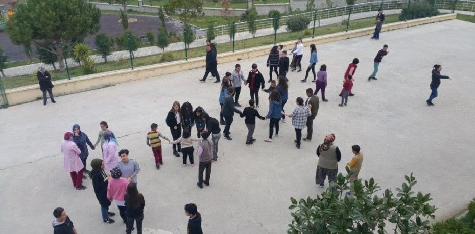 Burhaniye ilçesinde, Celal Toraman Anadolu Lisesi toplum hizmeti çalışmalarına devam