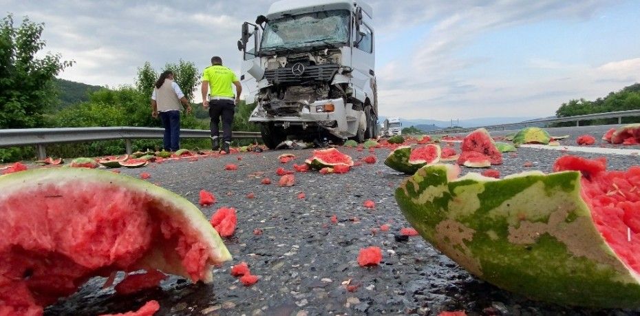 TEM’DE KAZA SONRASI KAMYONDAKİ KARPUZLAR YOLA SAÇILDI