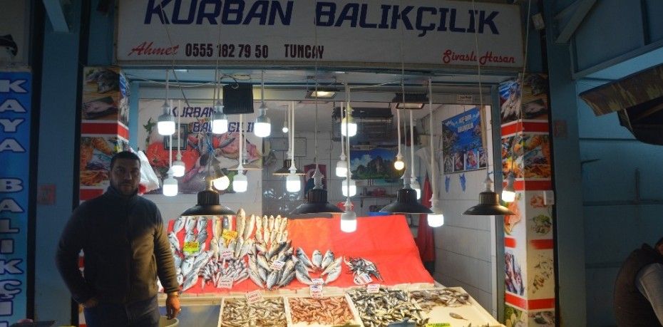 FIRTINA BALIK TEZGAHLARINI VURDU