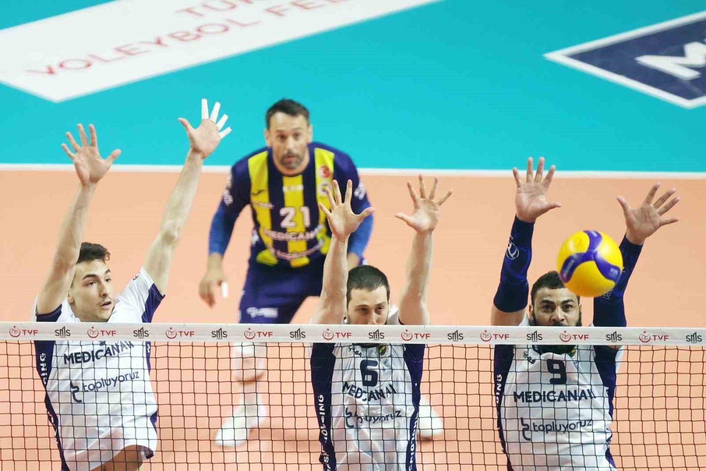 Efeler Ligi Play-Off 3-4 etabı üçüncü ve son maçında Fenerbahçe