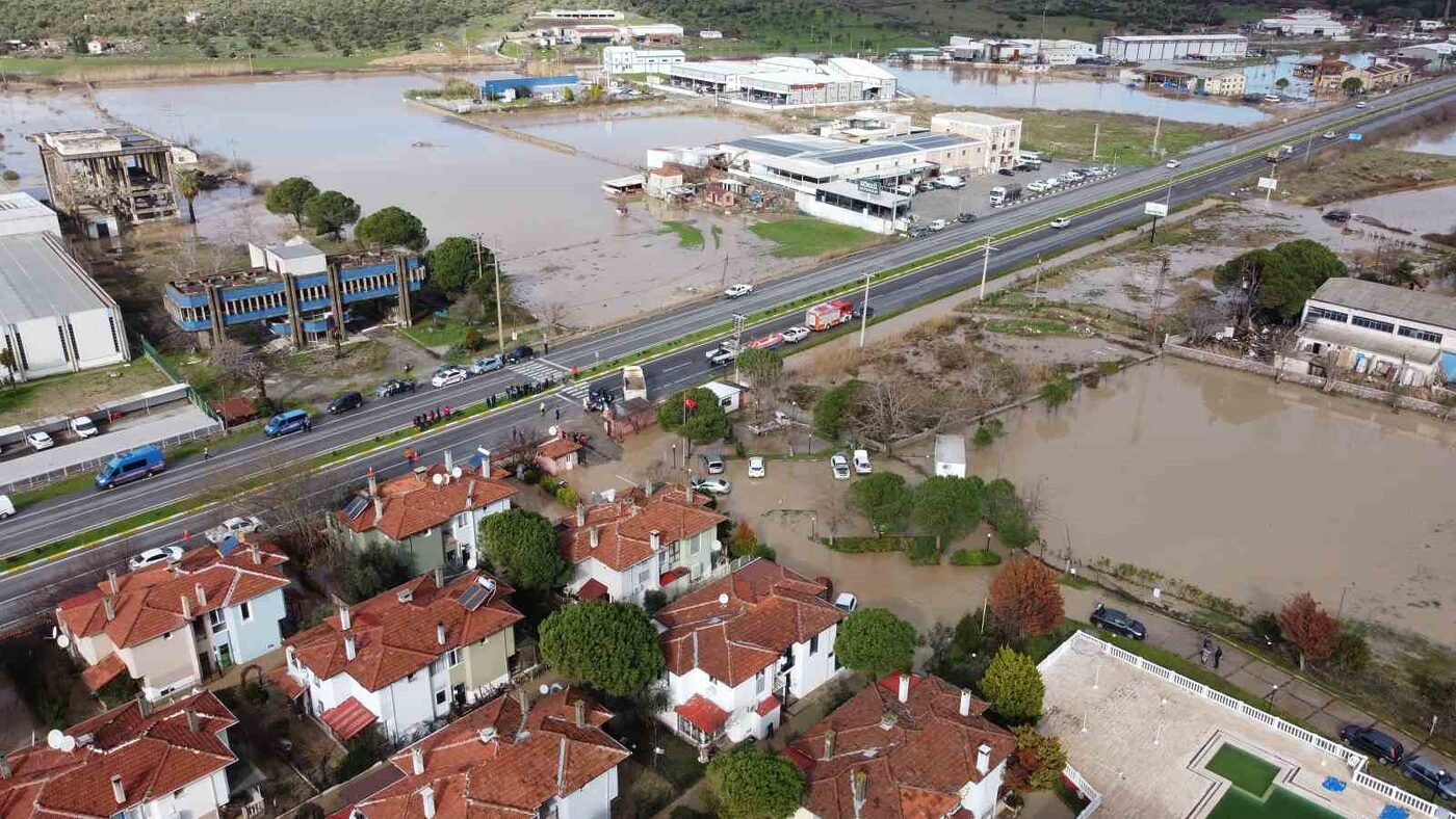 Ayvalık’ta yaşanan su baskınları dron ile görüntülendi