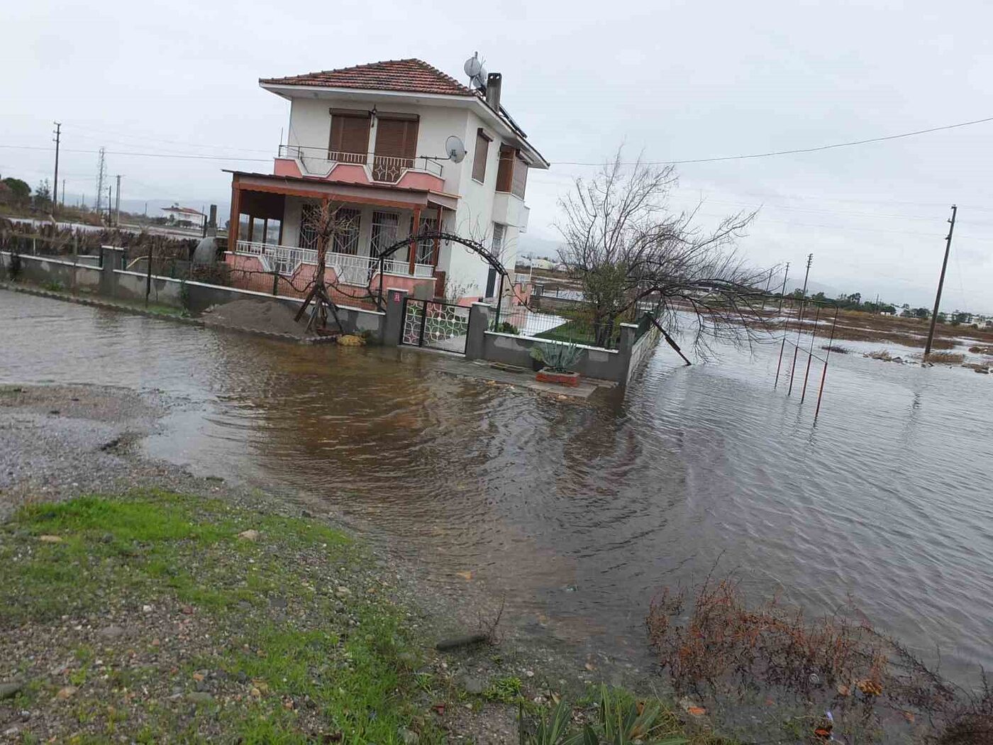 Balıkesir’de yazlıkları su bastı