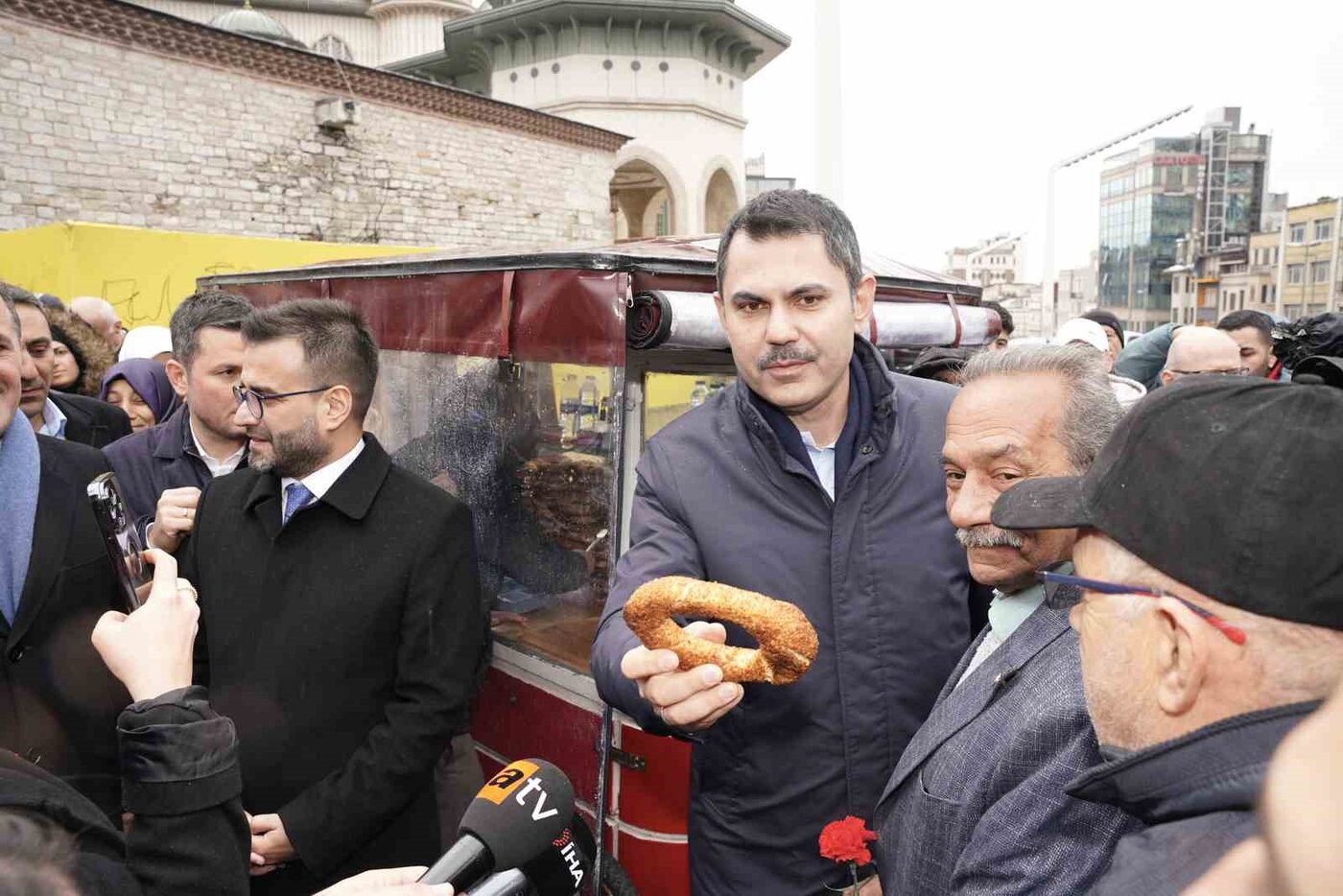 Murat Kurum, Aya Triada Rum Ortodoks Kilisesi’ni ve Beyoğlu esnafını ziyaret etti