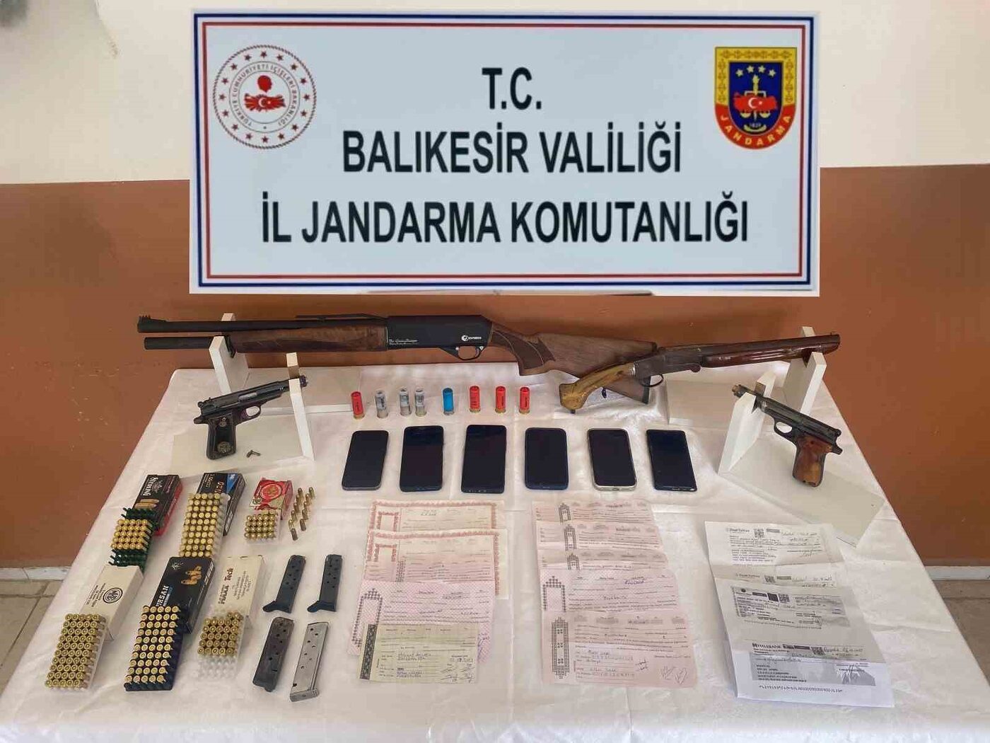 Balıkesi̇rde Tefeci̇li̇k Yapan Suç Örgütü Çökerti̇ldi̇