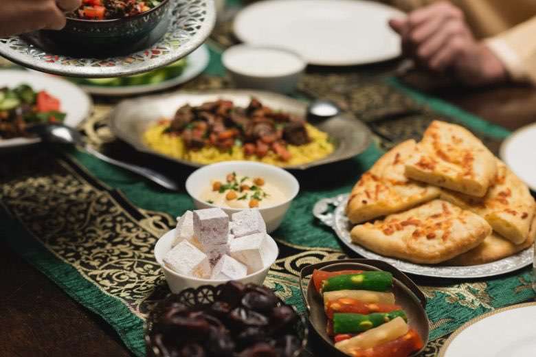 Uzmanlar iftar sofralarında yeme