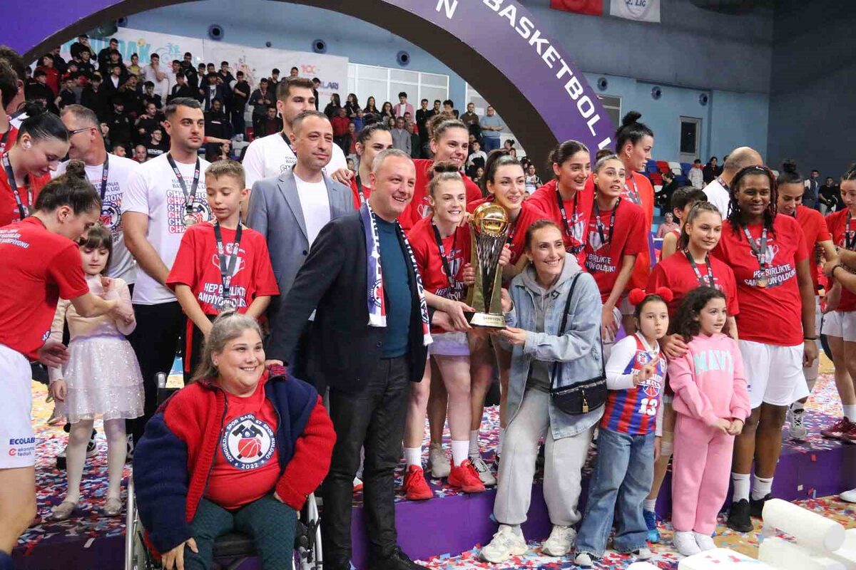 Zonguldak Spor Basket 67 Takımı, şampiyonluk kupasını kaldırdı