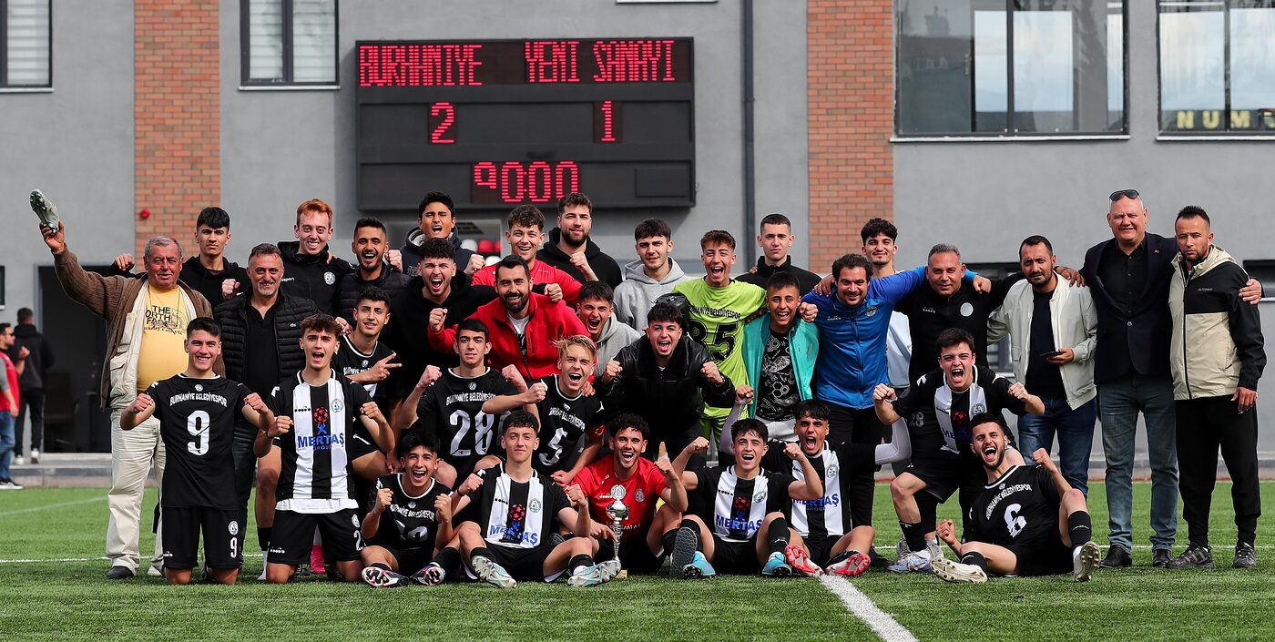 Burhaniye Belediyespor U-18 Futbol Takımı, Balıkesir İl Şampiyonası'nda gösterdiği başarılı
