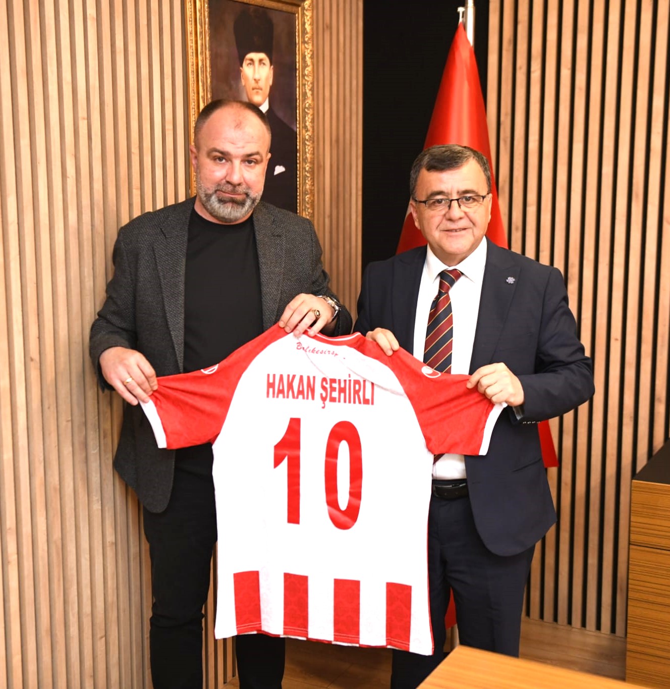BAL-KES’TEN ŞEHİRLİ’YE ZİYARET Balıkesirspor Kulübü Başkanı Nedim Ömer Altıeylül Belediye Başkanı Hakan Şehirli’ye