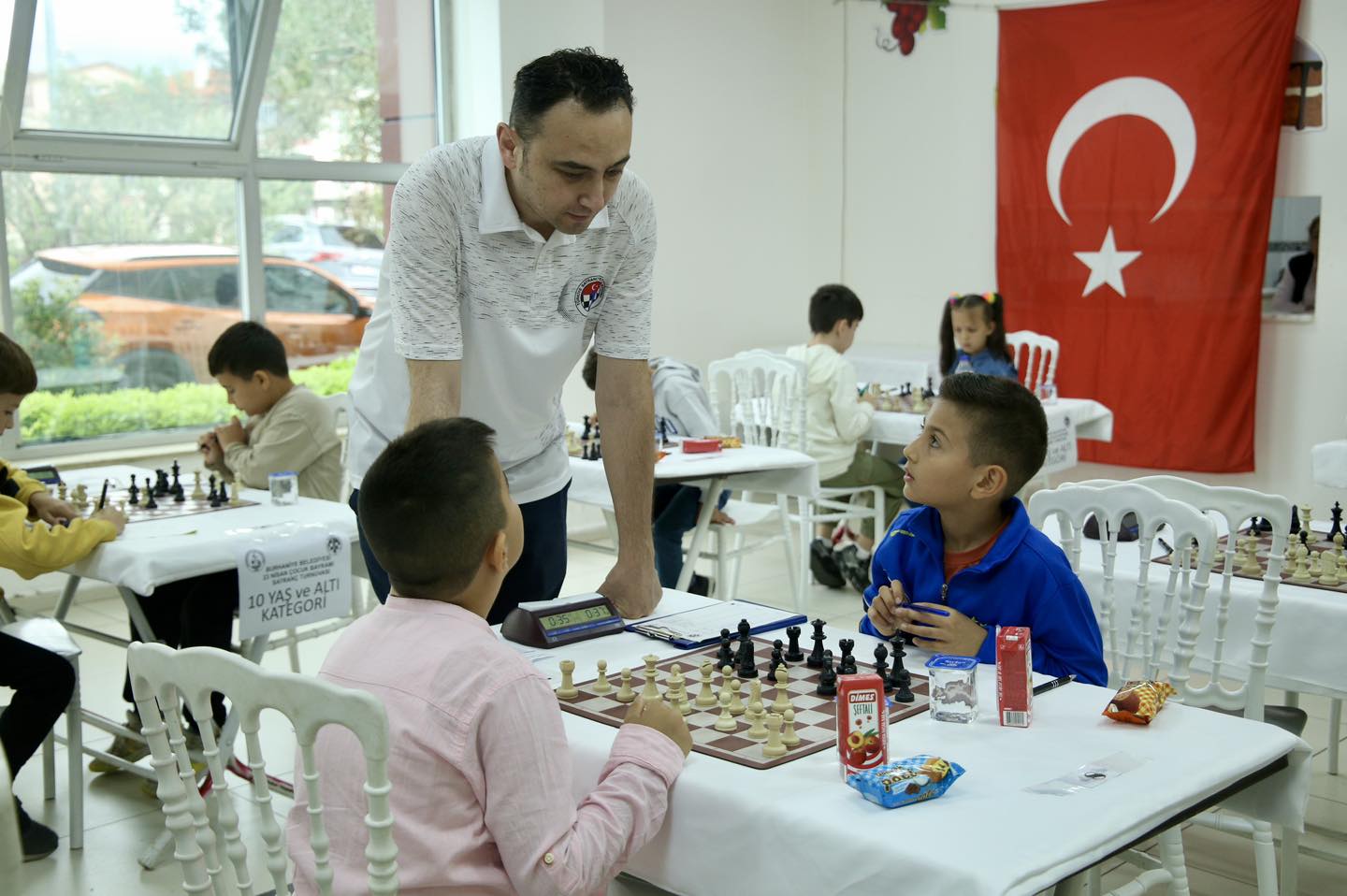 23 NİSAN SATRANÇ TURNUVASI BAŞLADI Burhaniye Belediyesi tarafından düzenlenen 3 farklı kategoride 69 sporcunun katıldığı