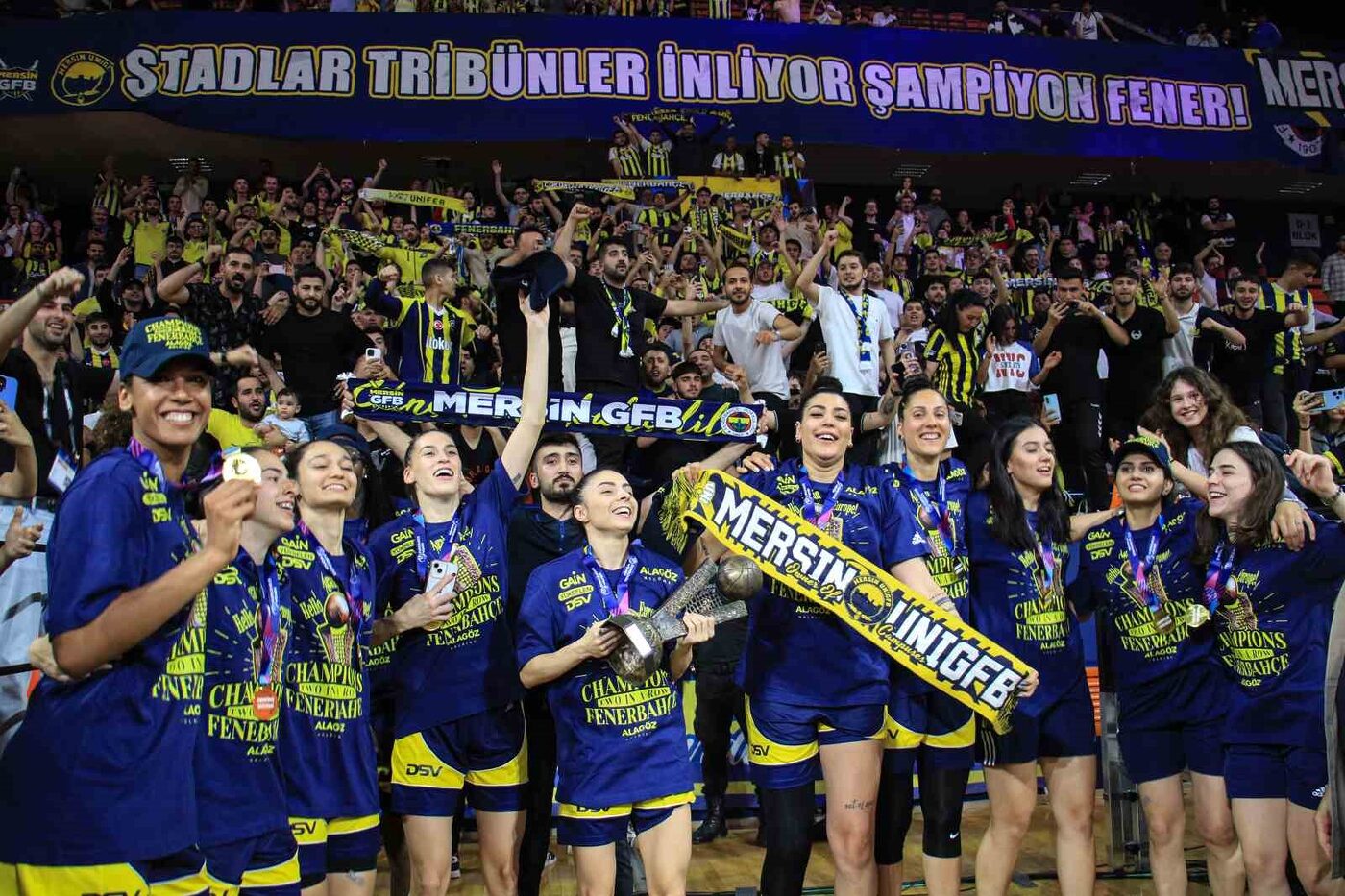 FIBA Kadınlar Euroleague’de şampiyon olan Fenerbahçe kupasını aldı