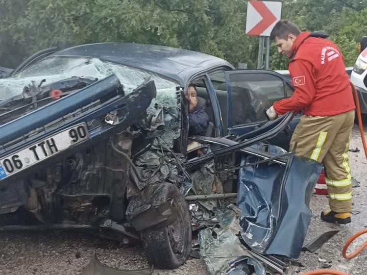 Balıkesir’de trafik kazası: Tırın dorsesi otomobili biçti