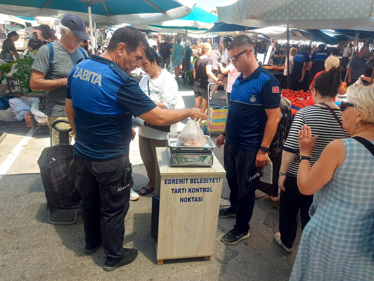 Edremit Belediyesi zabıta ekipleri,