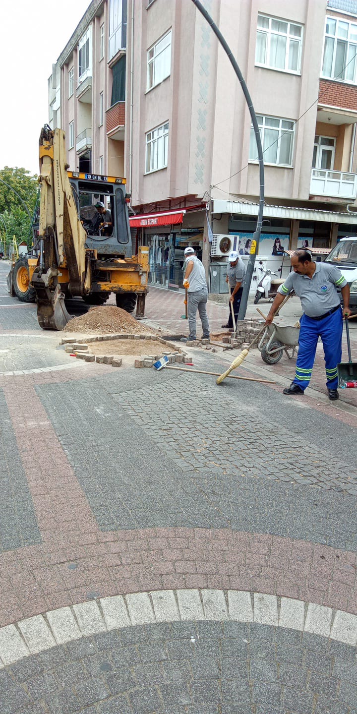 Gönen Belediyesi ekipleri, ilçede